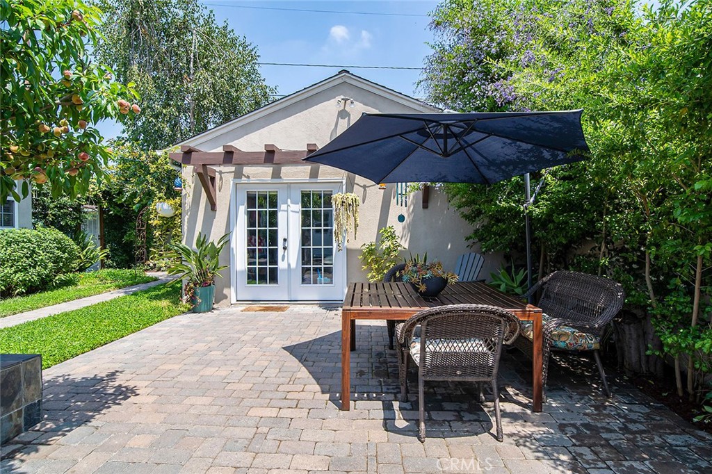 3432 Roxanne Avenue Long Beach, CA 90808 - Photo 29 of 41 a view of a patio with a table and chairs under an umbrella