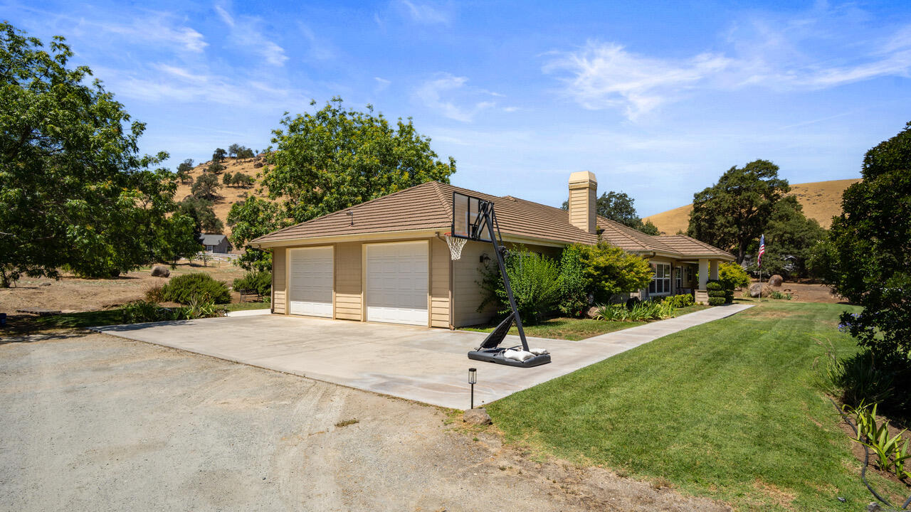16657 Thomas Drive Springville, CA 93265 - Photo 4 of 37 a view of a house with backyard and garden
