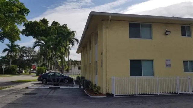 $1,750 | 724 Northeast 4th Street, Unit 12, Hallandale Beach, FL 33009