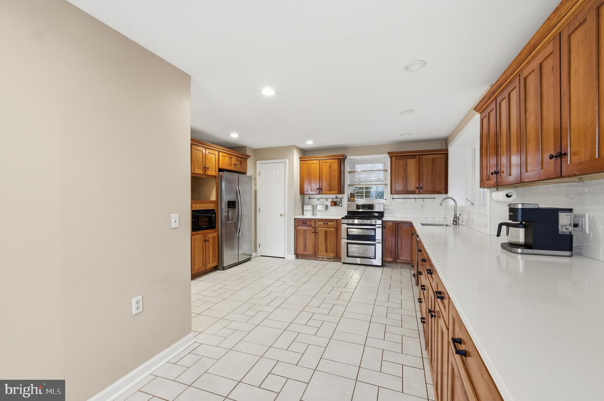 824 Staffordshire Road Cockeysville, MD 21030 - Photo 13 of 59 Kitchen with SS appliances