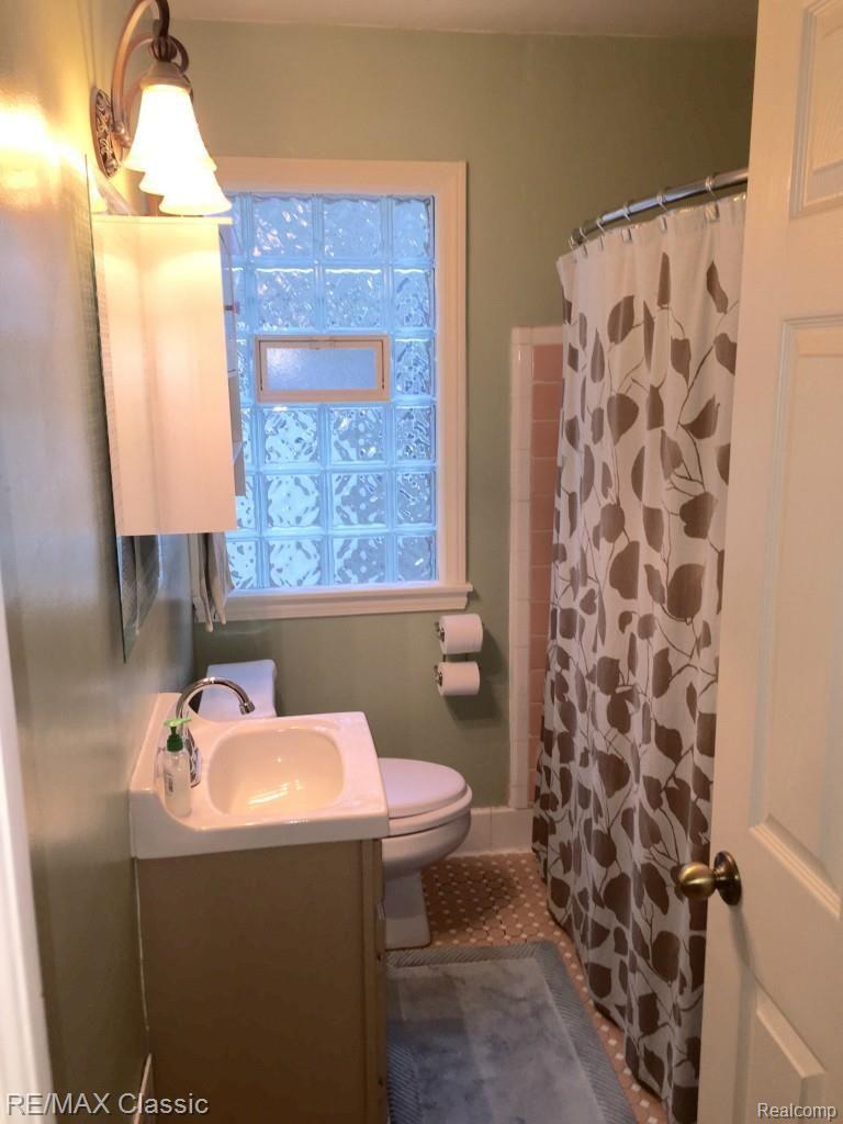 2349 Cambridge Road Berkley, MI 48072 - Photo 15 of 35 Main floor full bath