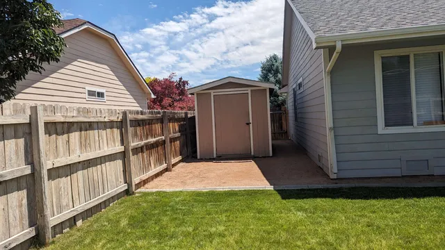 a view of a house with backyard