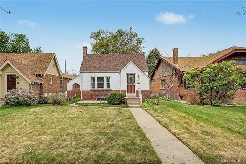 a view of a yard in front of a house with plants