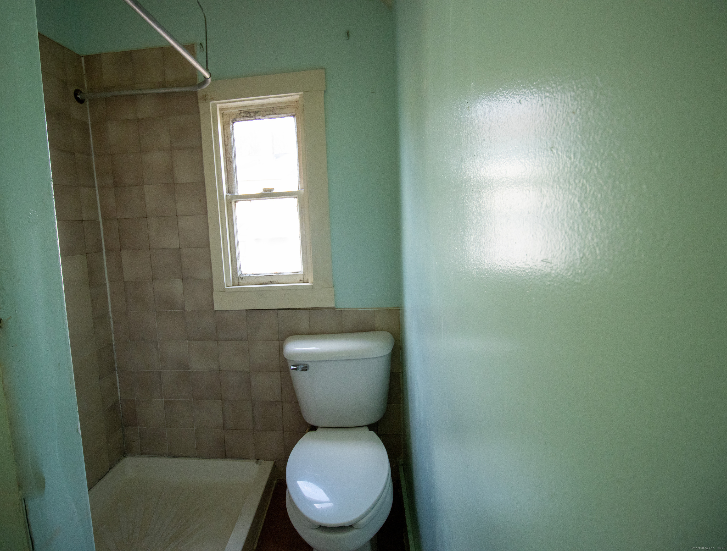 175 Chestnut Avenue Waterbury, CT 06710 - Photo 4 of 15 a bathroom with a toilet a sink and a shower