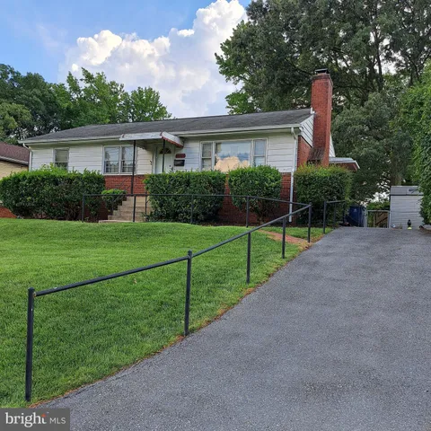 a view of a house with backyard and garden