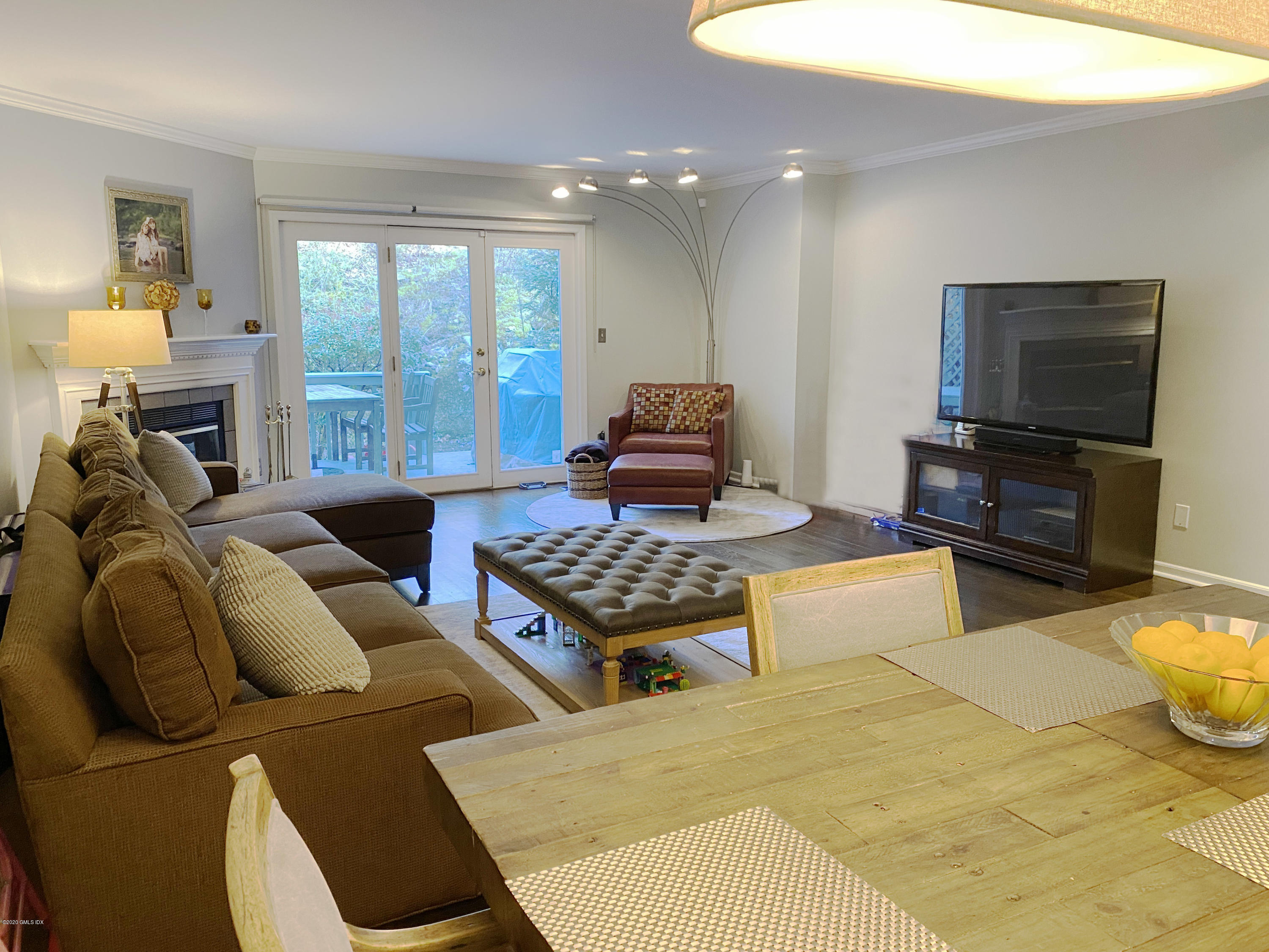 351 Pemberwick Road, Unit 607 Greenwich, CT 06831 - Photo 4 of 21 a living room with furniture and a flat screen tv