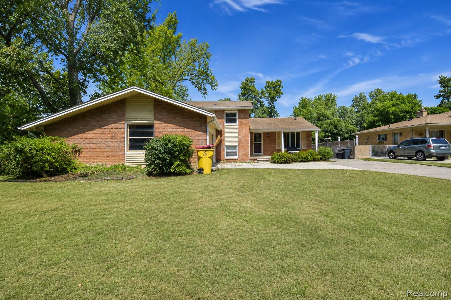 8522 Hampton Road Grosse Ile, MI 48138 - Photo 2 of 48 front of the house.jpg