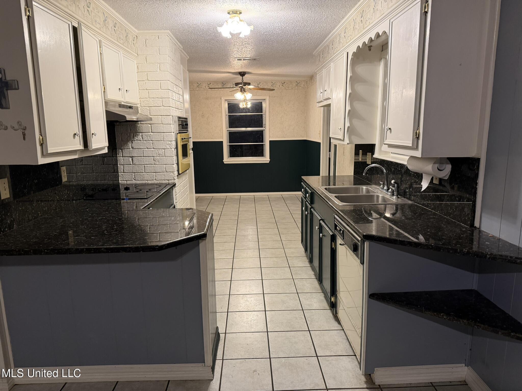 9 Janice Circle Natchez, MS 39120 - Photo 3 of 15 IMG_7793