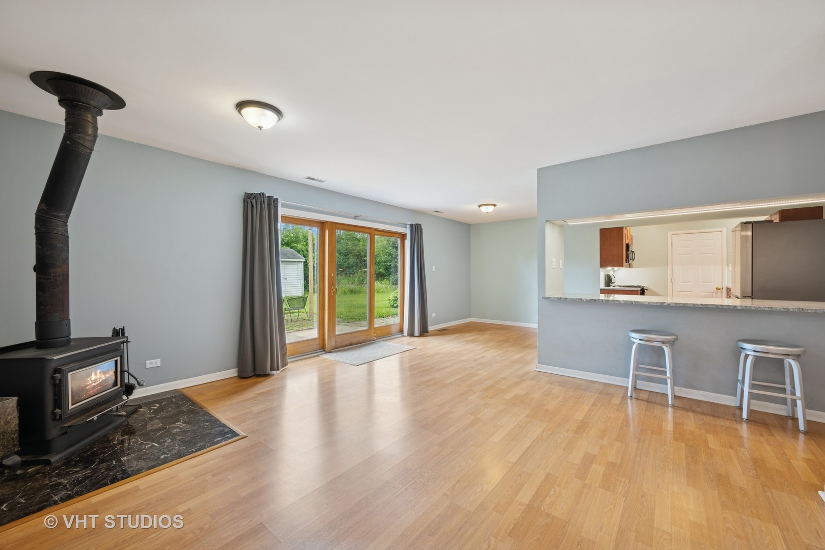 605 Northview Lane Hoffman Estates, IL 60169 - Photo 3 of 19 a view of a livingroom with a flat screen tv