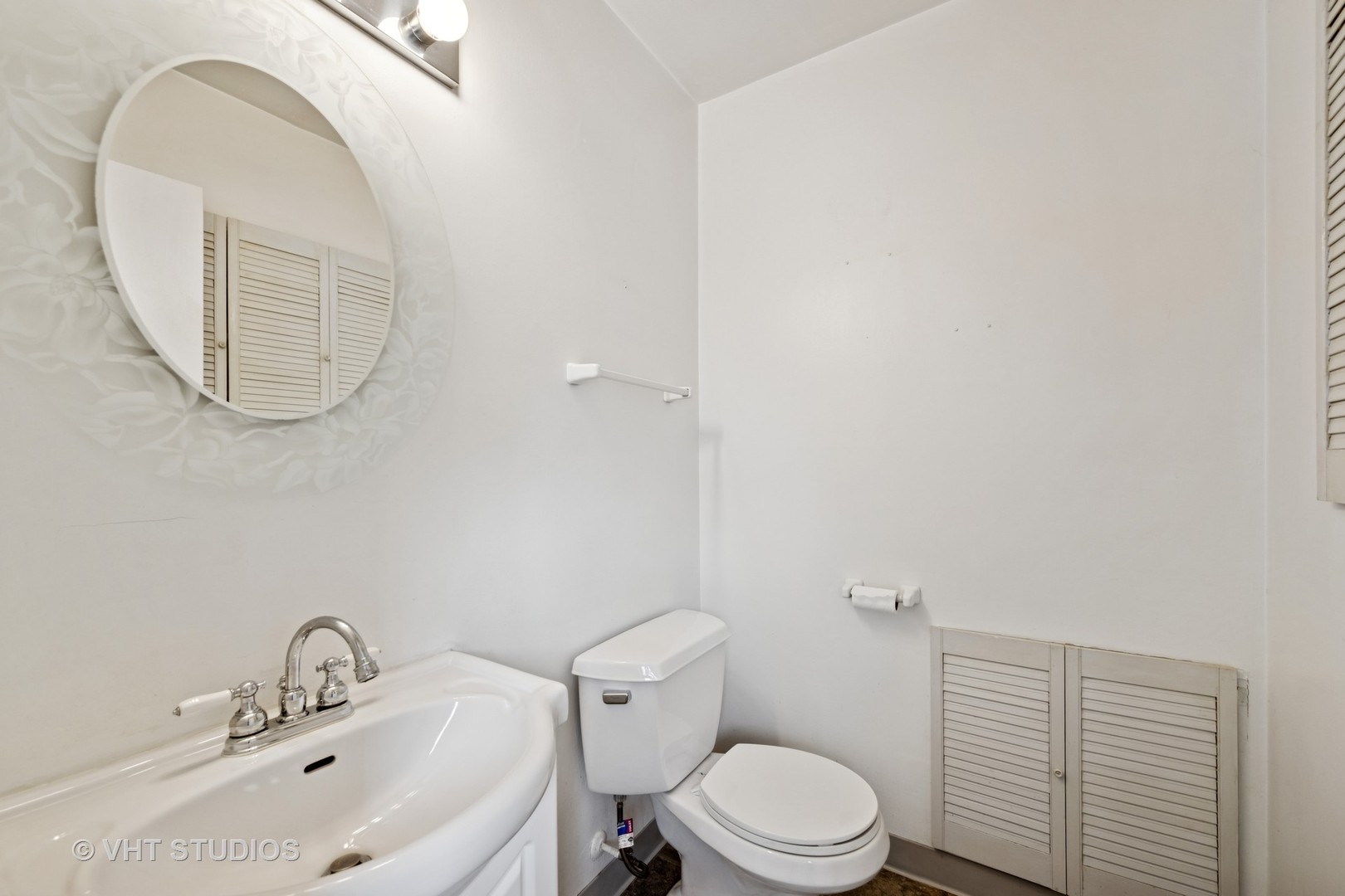 605 Northview Lane Hoffman Estates, IL 60169 - Photo 10 of 19 a bathroom with a sink mirror and toilet