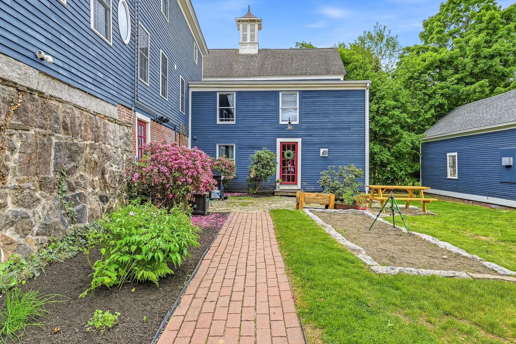 1 Old Manchester Road Raymond, NH 03077 - Photo 5 of 60