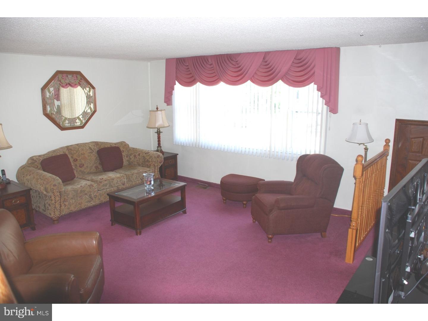3646 Salina Road Philadelphia, PA 19154 - Photo 3 of 20 Living Room
