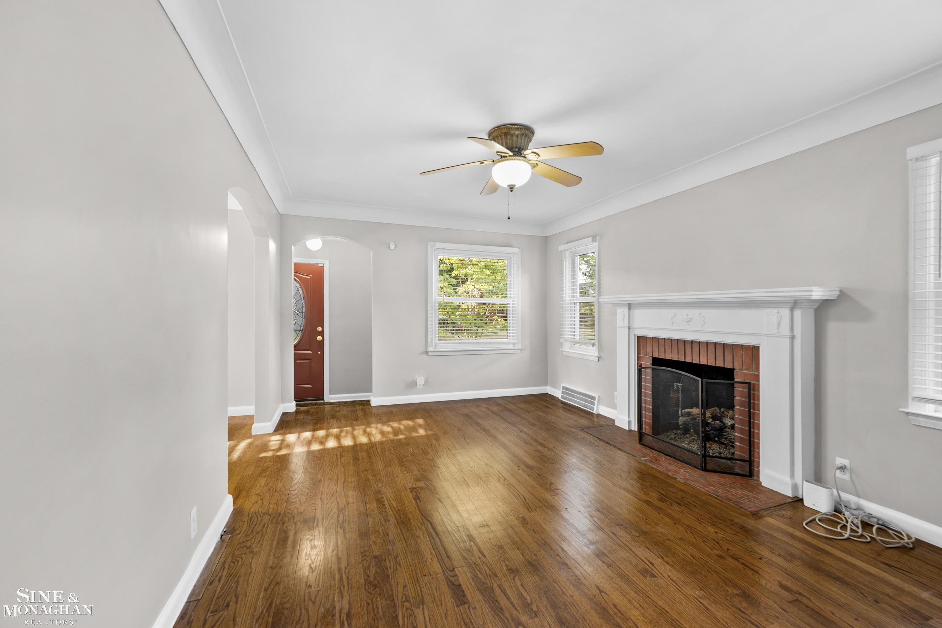 2134 Hawthorne Road Grosse Pointe, MI 48236 - Photo 6 of 49 50187927-324f2530-4c7c-4bd4-ad1b-16e151b40057.JPG