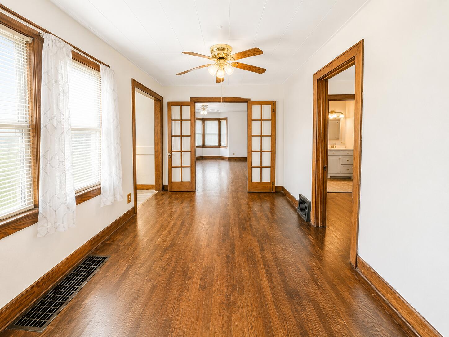 1460 South Dye Road Flint, MI 48532 - Photo 2 of 10 living room