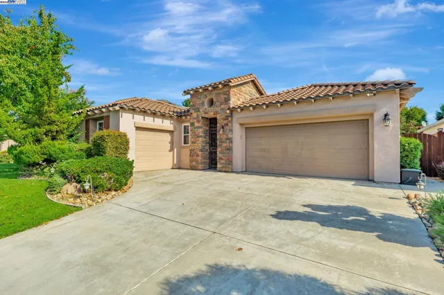 a view of a house with a yard and garage
