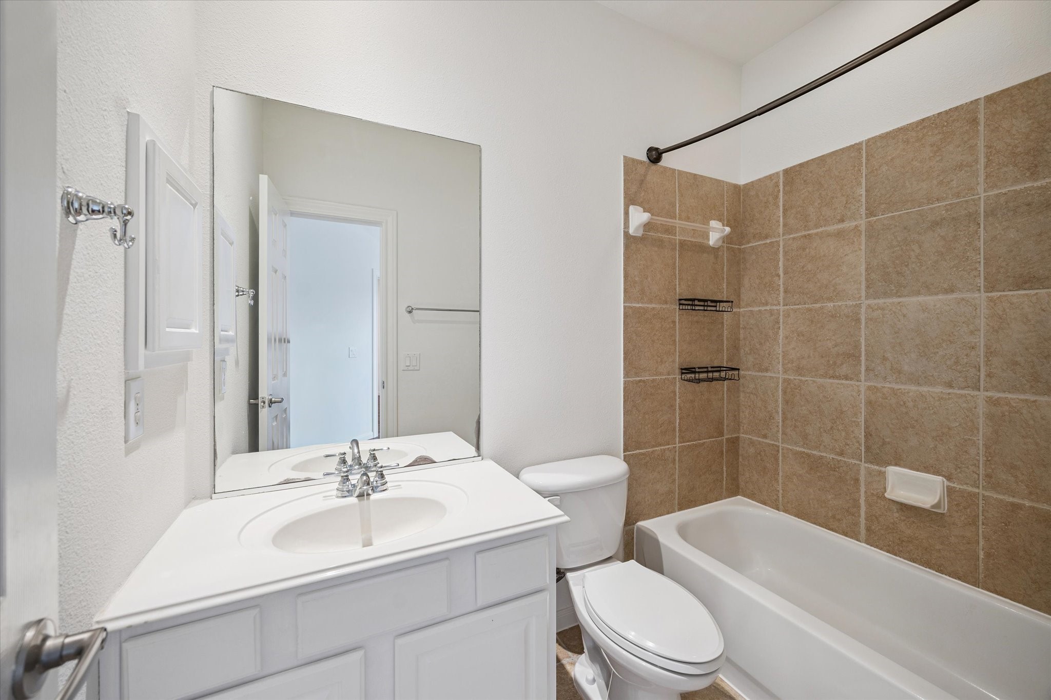 7211 Diamond Falls Lane Spring, TX 77389 - Photo 25 of 29 Secondary bath with tile surround and updated fixtures.