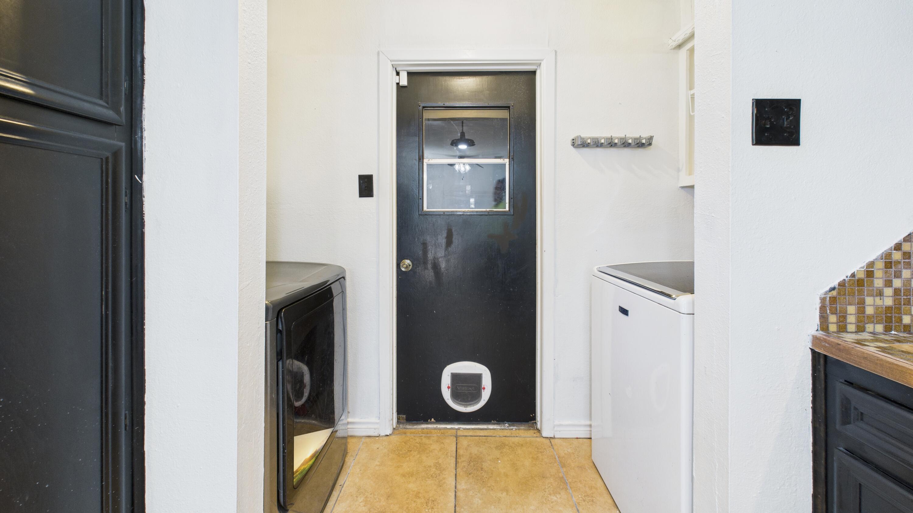5431 34th Street Lubbock, TX 79407 - Photo 9 of 22 a bathroom with a shower