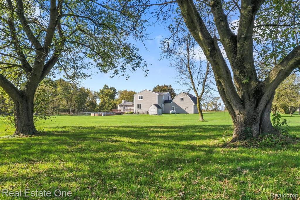 8120 Green Road Fenton, MI 48430 - Photo 13 of 46
