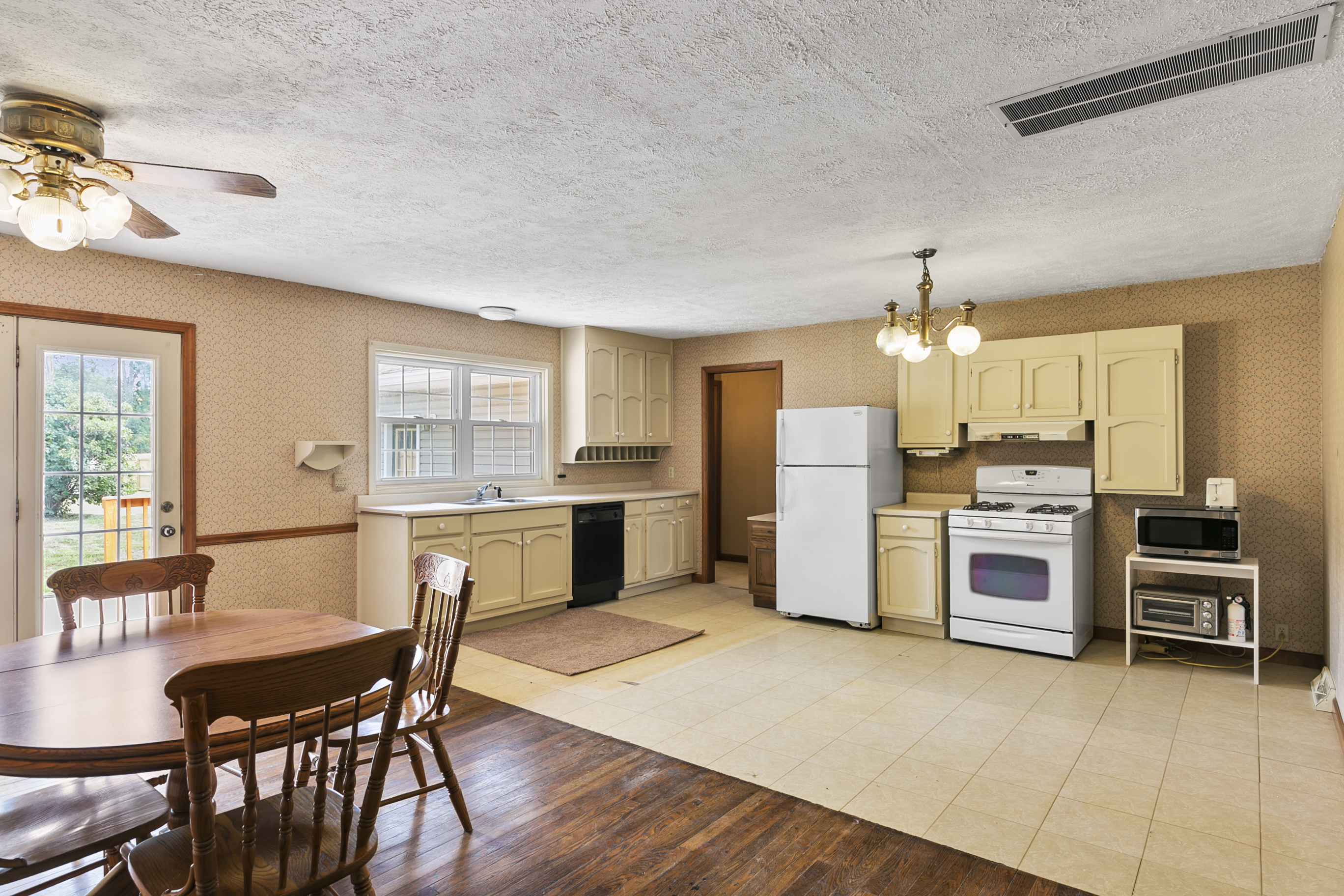 825 South Broadway Street Pendleton, IN 46064 - Photo 11 of 35