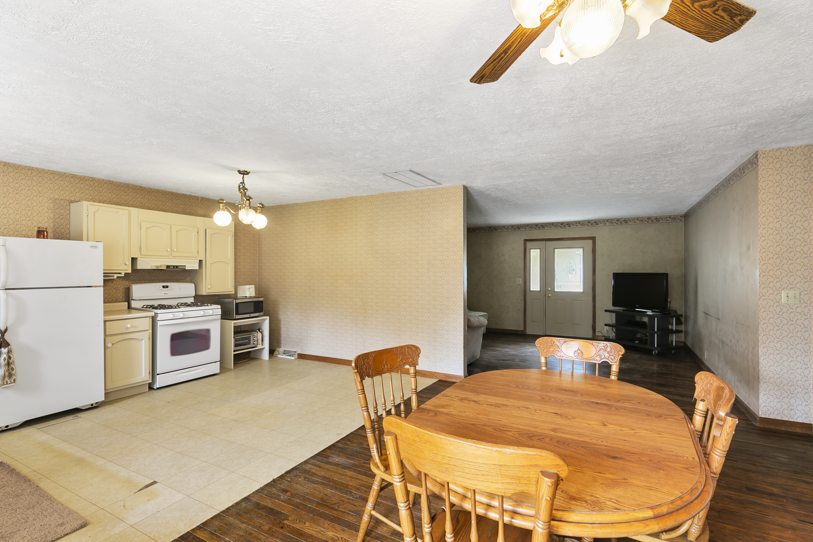 825 South Broadway Street Pendleton, IN 46064 - Photo 12 of 35