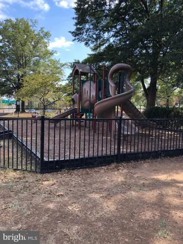 $2,000 | 1121 Arlington Boulevard, Unit 728, Arlington, VA 22209