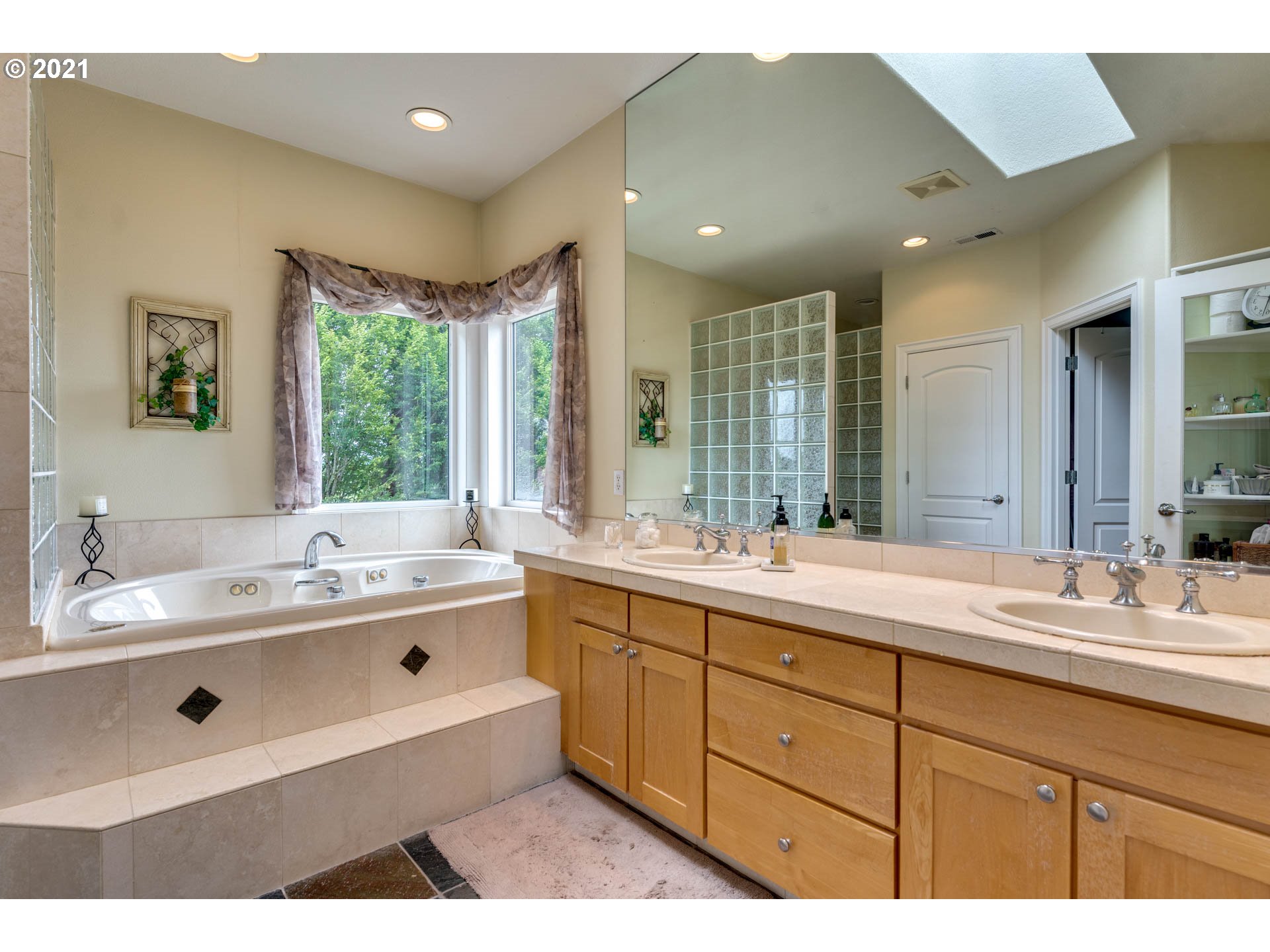 27603 Northeast 10th Avenue Ridgefield, WA 98642 - Photo 28 of 32 a spacious bathroom with a granite countertop sink mirror and double