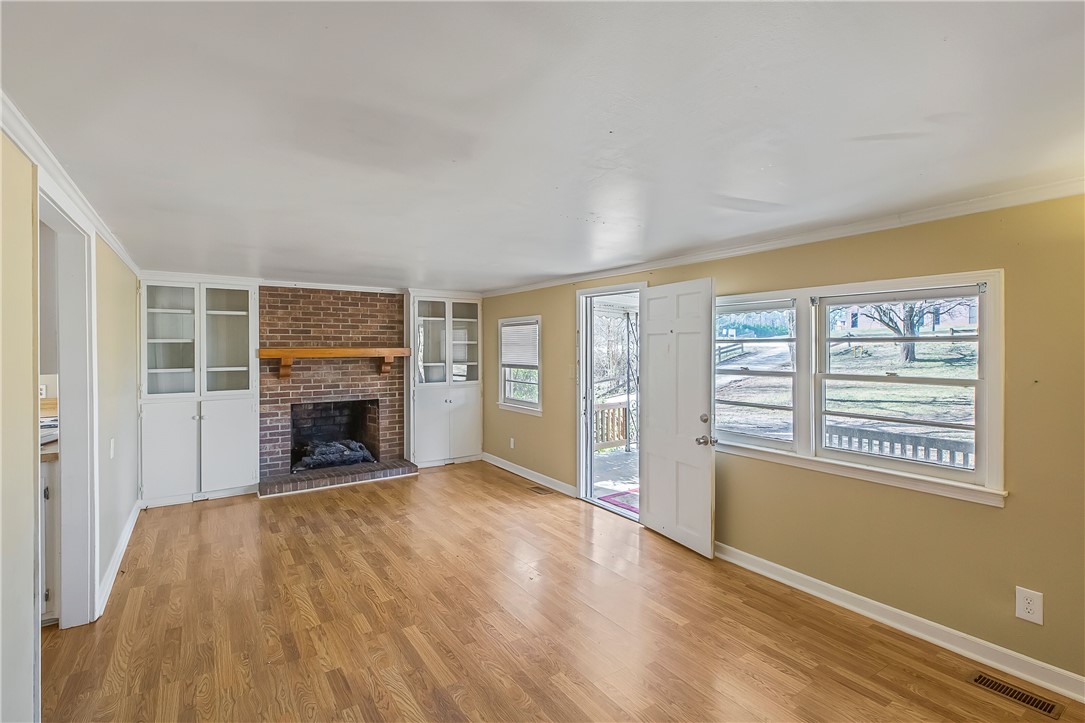 134 Hood Road Greenville, SC 29611 - Photo 4 of 19 Gallery Image 4