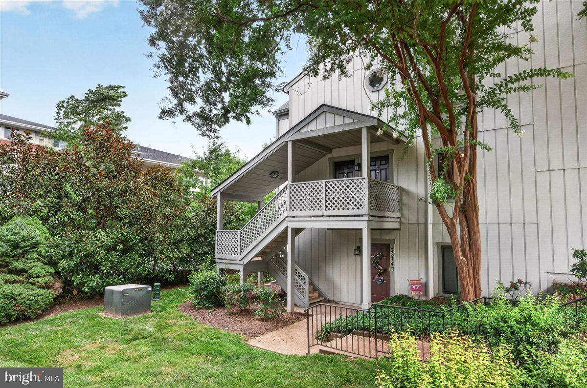 2316 Hunter's Run Drive Reston, VA 20191 - Photo 2 of 38