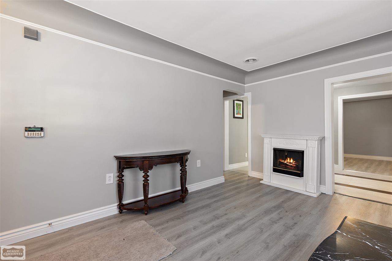 8236 Jackson Warren, MI 48089 - Photo 7 of 20 50032257-6.JPG