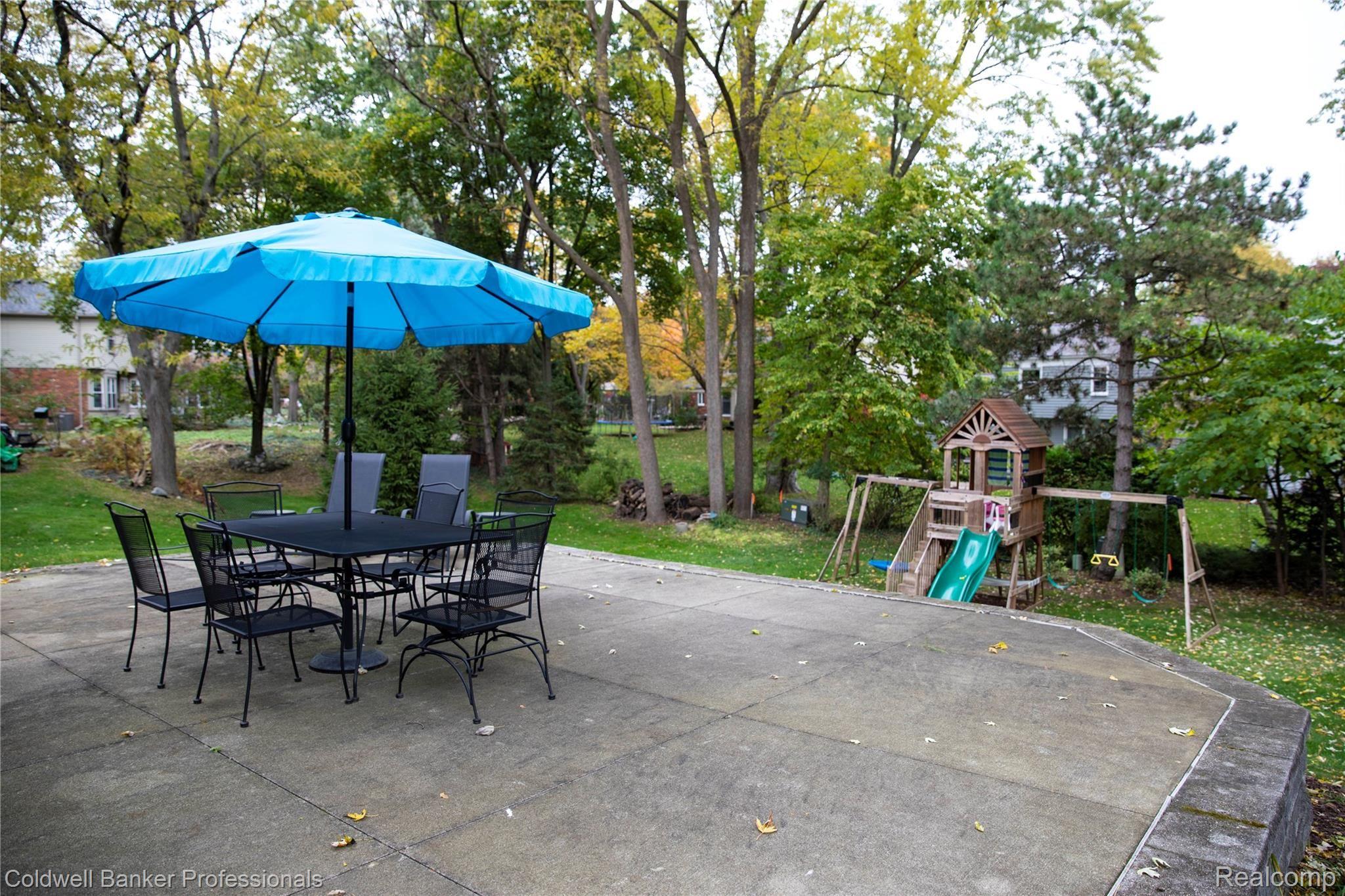 930 Great Oaks Boulevard Rochester, MI 48307 - Photo 28 of 29 Plenty of yard for fun and games!