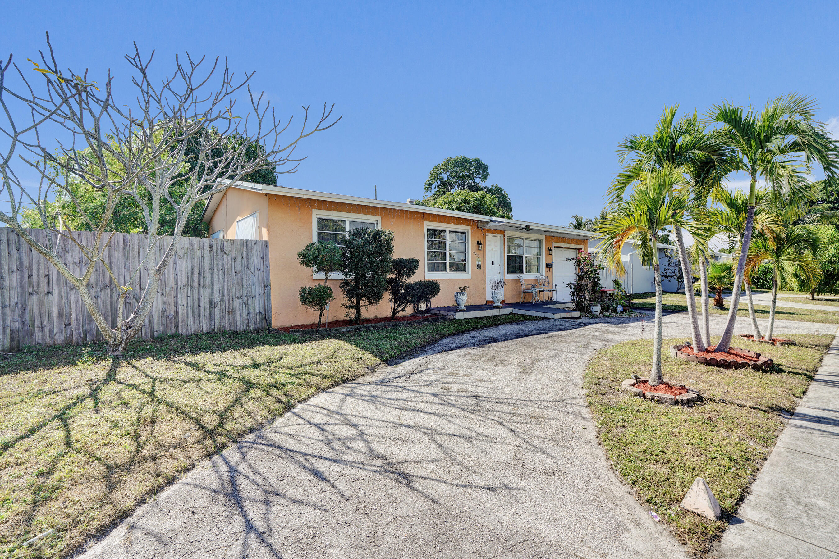640 Northeast 24th Street Pompano Beach, FL 33064 - Photo 2 of 35 DSC05411