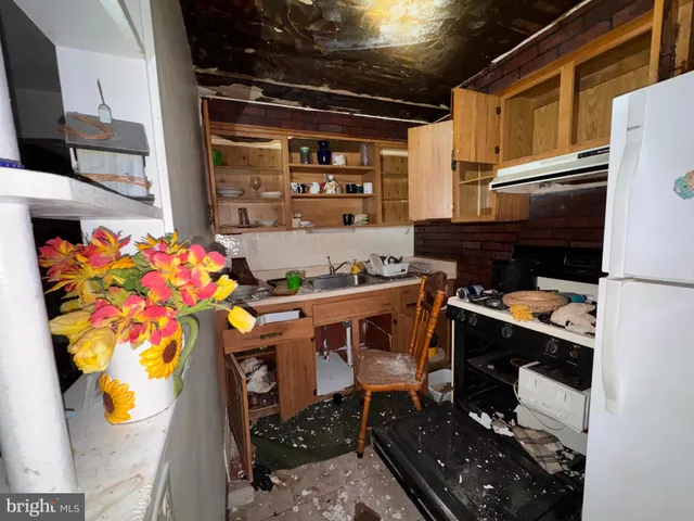 a bathroom with a toilet and a shower curtain