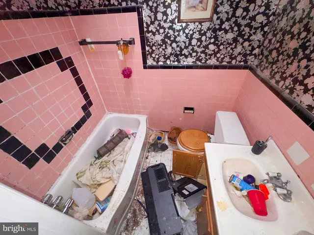 a view of a livingroom with furniture