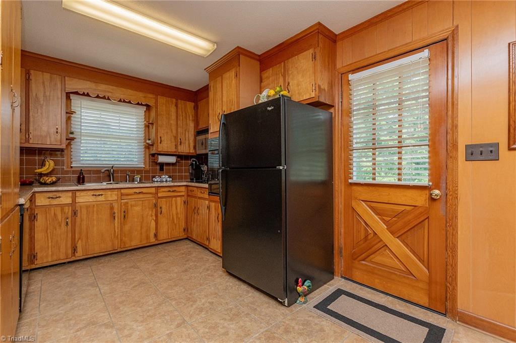 421 Dove Point Lexington, NC 27295 - Photo 10 of 40