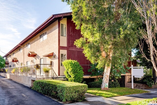 1050 Spazier Avenue, Unit 5 Glendale, CA 91201 - Photo 26 of 27 a front view of a house with a yard