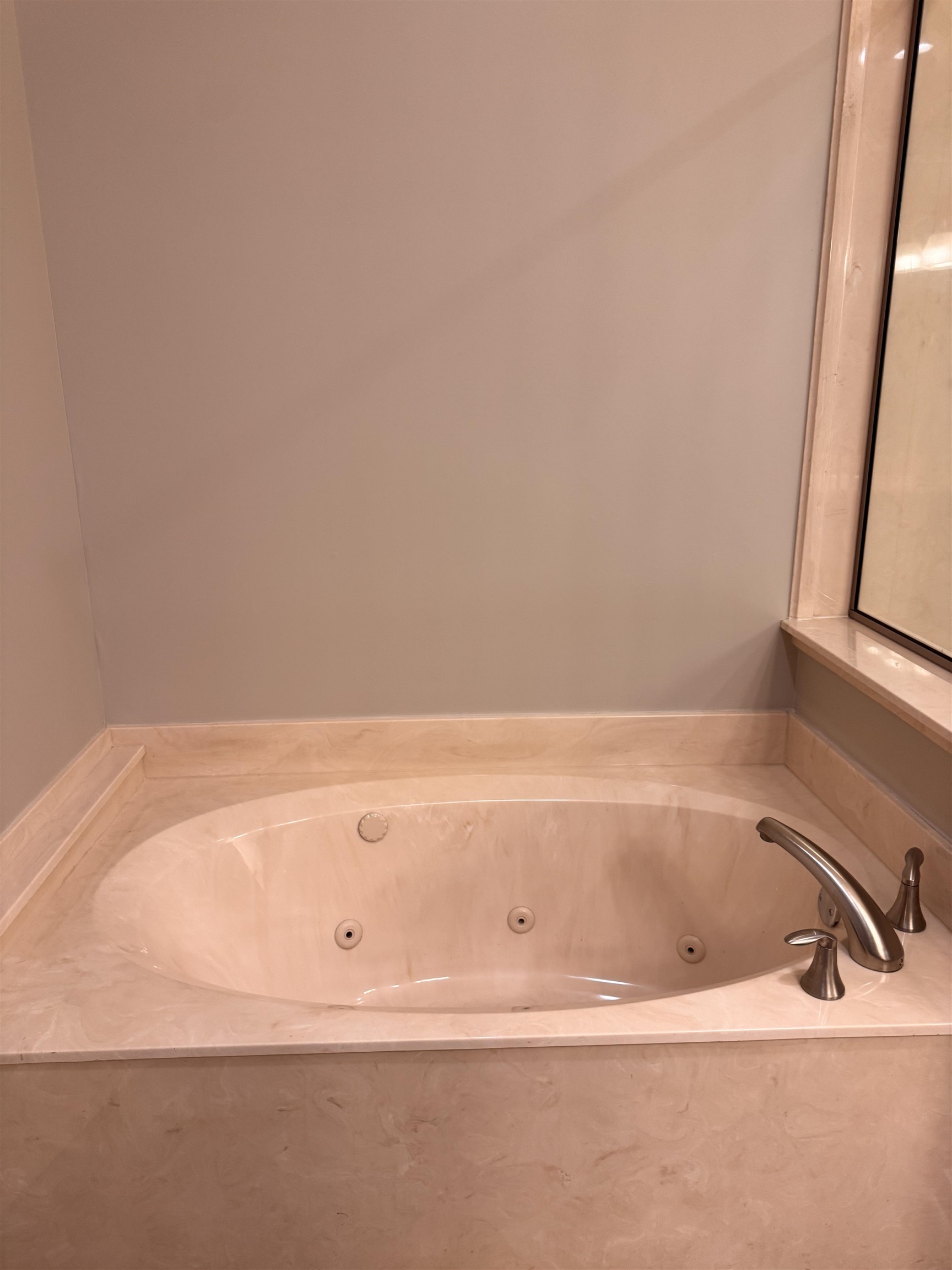 620 Tennessee Street Memphis, TN 38103 - Photo 13 of 34 a bathroom with a bathtub