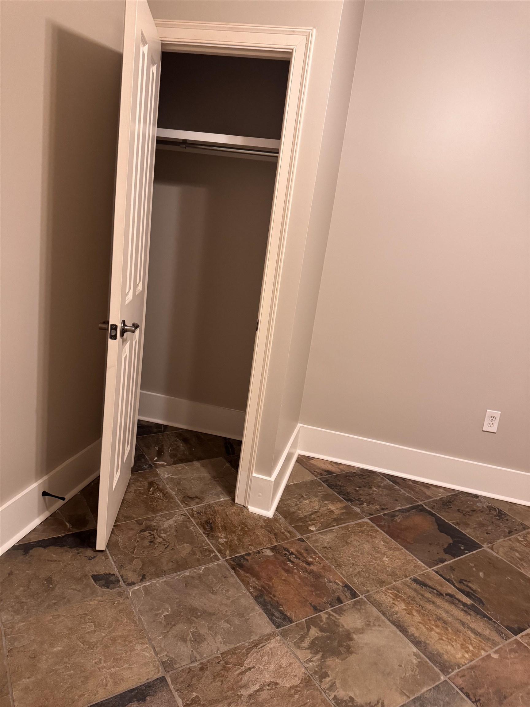 620 Tennessee Street Memphis, TN 38103 - Photo 26 of 34 an empty room with an entrance to other room
