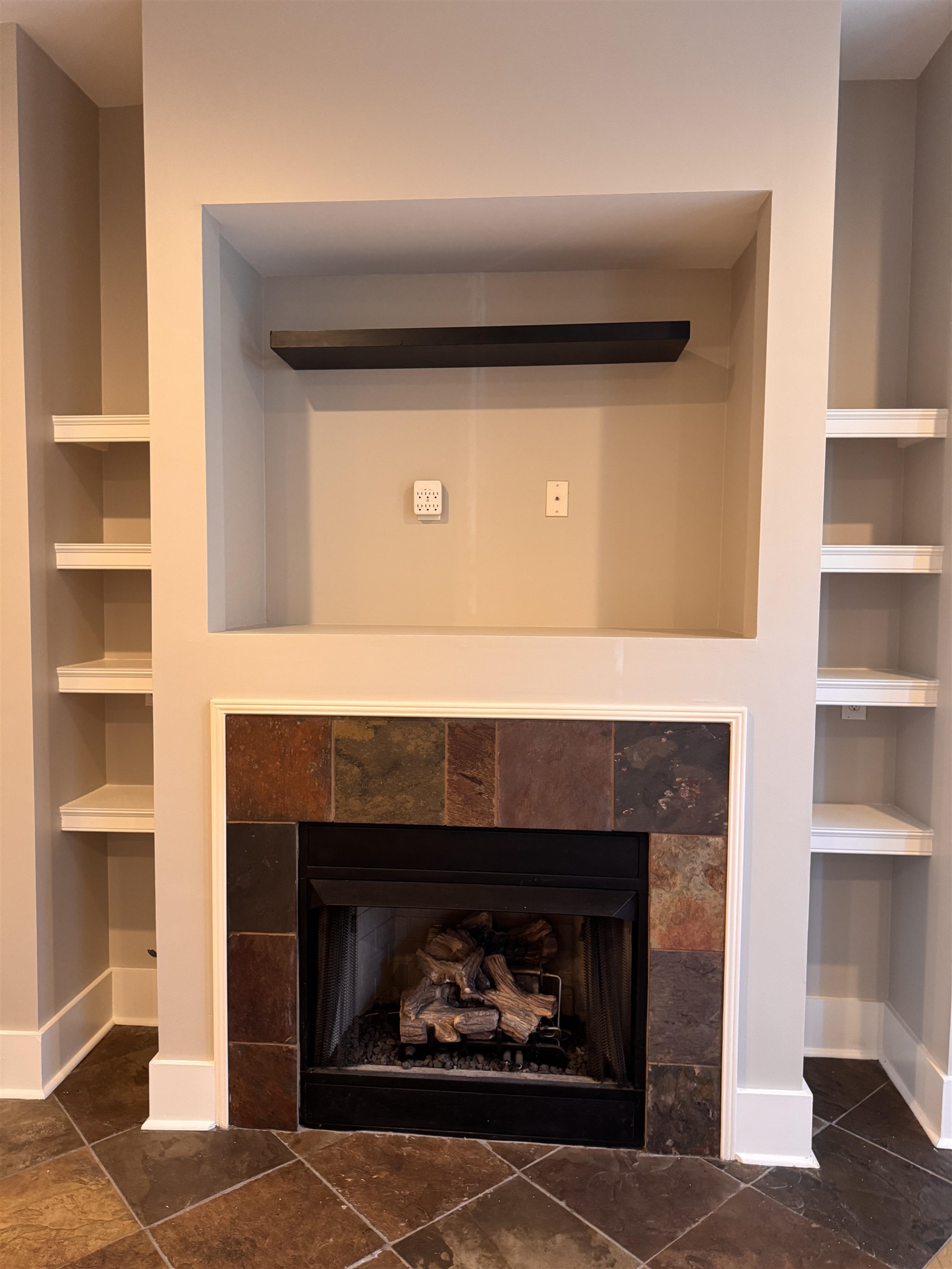 620 Tennessee Street Memphis, TN 38103 - Photo 6 of 34 a living room with a fireplace