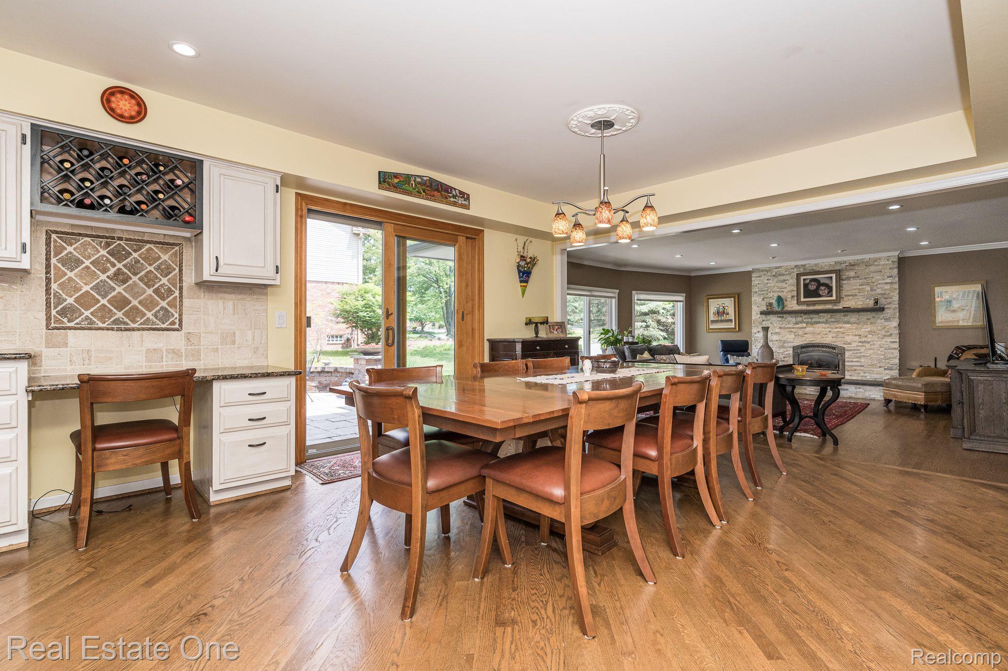 3221 Quail Ridge Circle Rochester, MI 48309 - Photo 27 of 57 Kitchen Eating Area Easily Seats 10