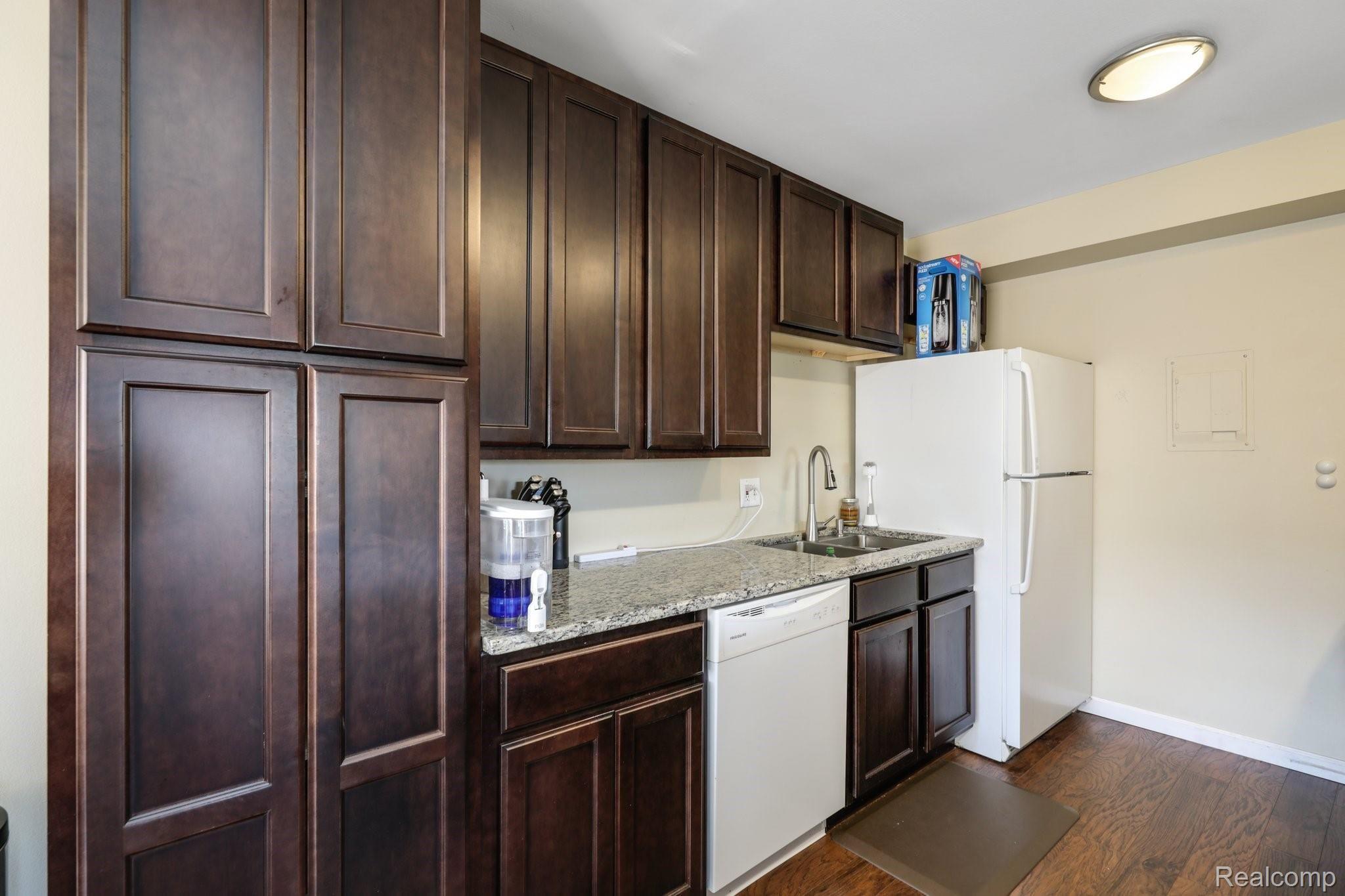 1245 South Maple Road, Unit 207 Ann Arbor, MI 48103 - Photo 5 of 27 14-web-or-mls-1245 S Maple #207 Ann arbor0013.jpg