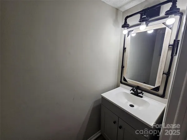 $1,705 | 9445 Lexington Circle, Unit D, Charlotte, NC 28213