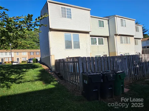 $1,705 | 9445 Lexington Circle, Unit D, Charlotte, NC 28213