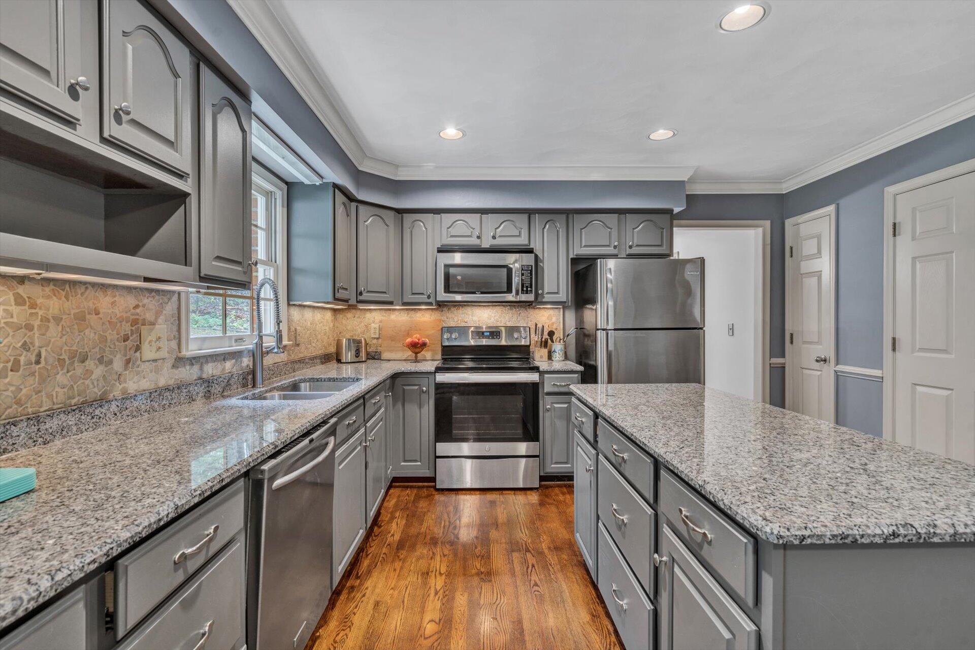 4915 Greenlee Road Southwest Roanoke, VA 24018 - Photo 13 of 42 Kitchen: Granite Surfaces