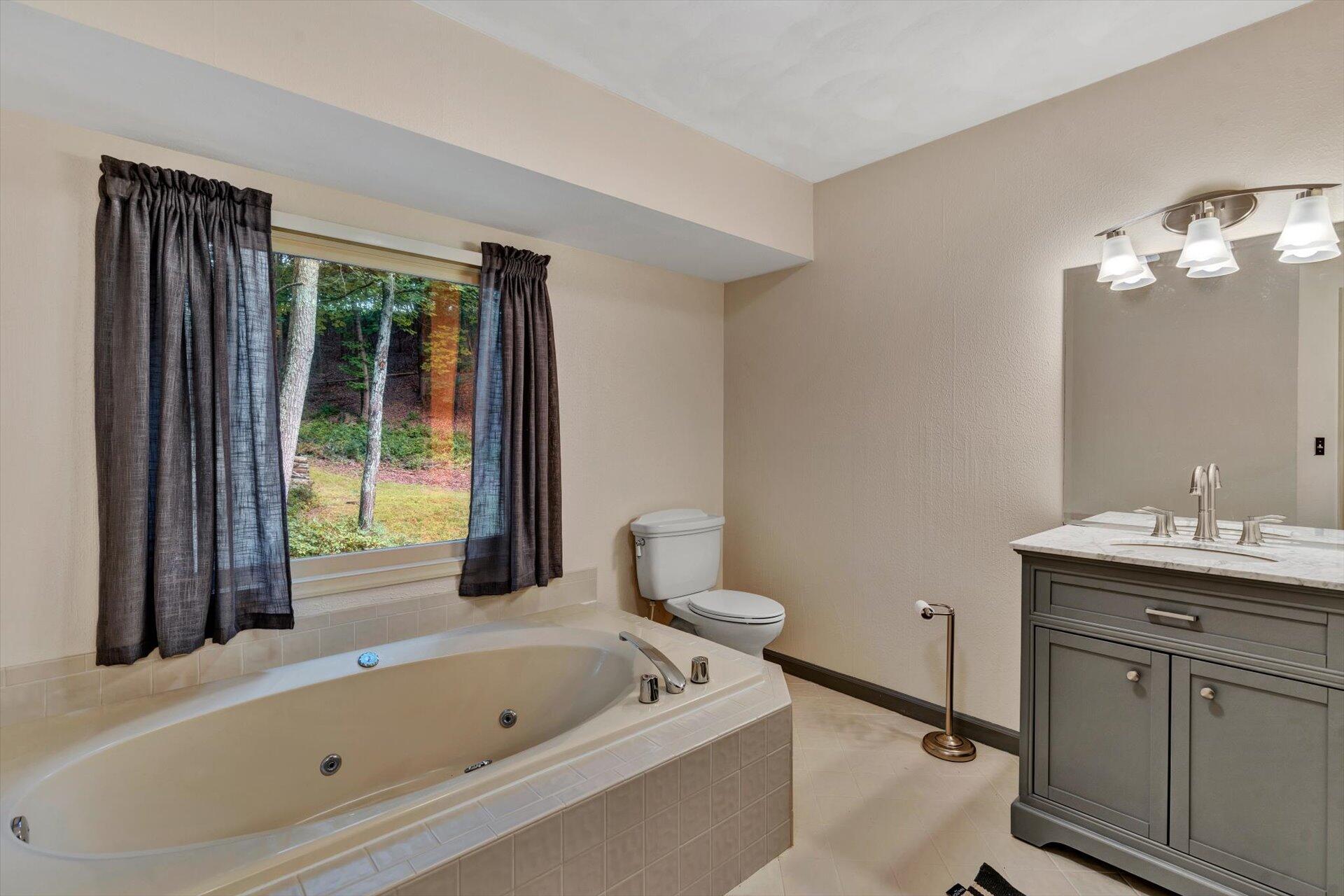 4915 Greenlee Road Southwest Roanoke, VA 24018 - Photo 27 of 42 Master Bth Jetted tub
