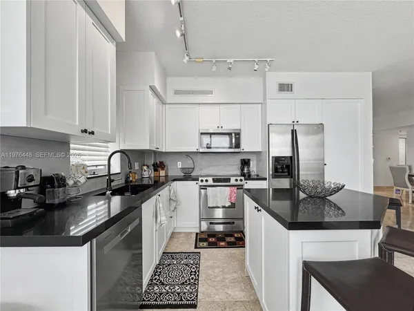 $3,950 | 1755 East Hallandale Beach Boulevard, Unit 2207E, Hallandale Beach, FL 33009