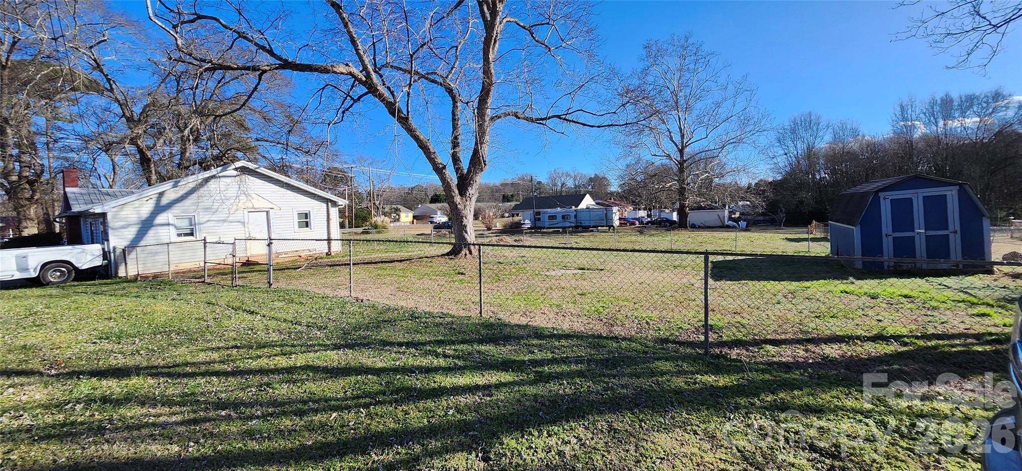 a view of a house with backyard and trees