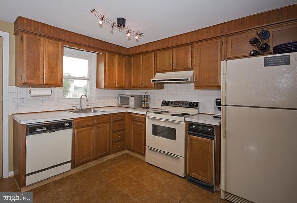 439 Amesbury Road Lancaster, PA 17601 - Photo 3 of 15