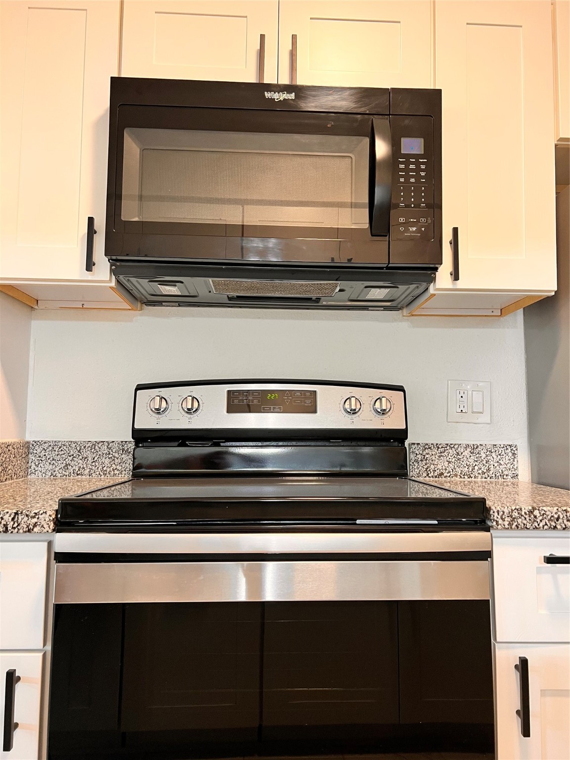 3005 Walnut Bend Lane, Unit 32 Houston, TX 77042 - Photo 8 of 26 a stove top oven sitting inside of a kitchen