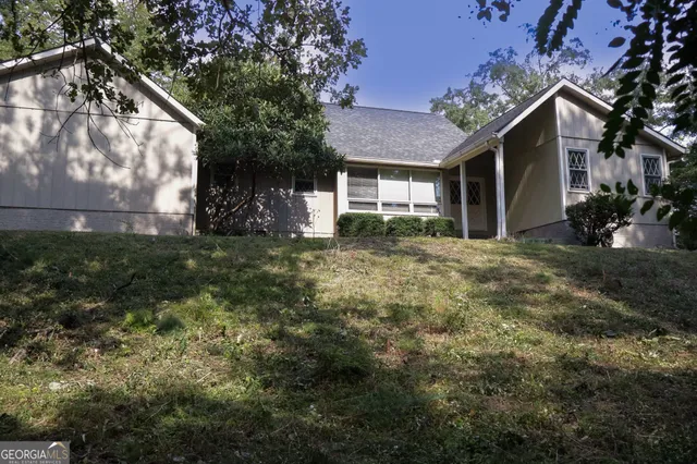 a view of a house with a yard