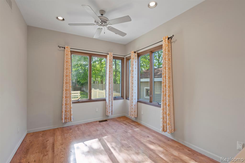 403 Taylor Avenue Rochester, MI 48307 - Photo 17 of 34